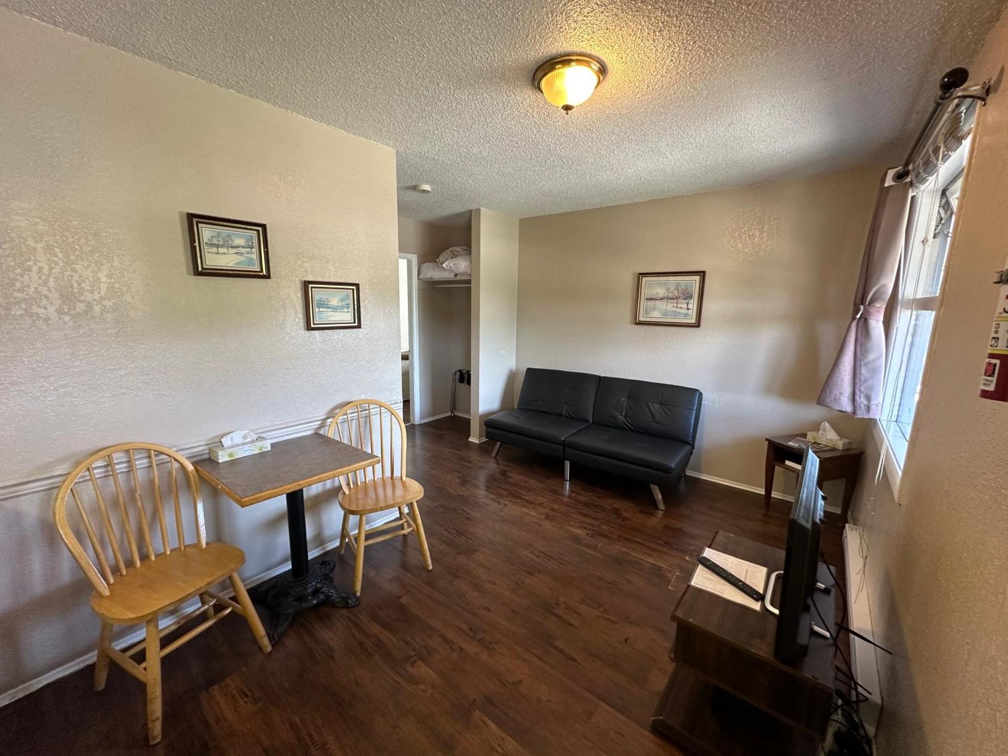 Island West Resort-Motel Ucluelet Room photo